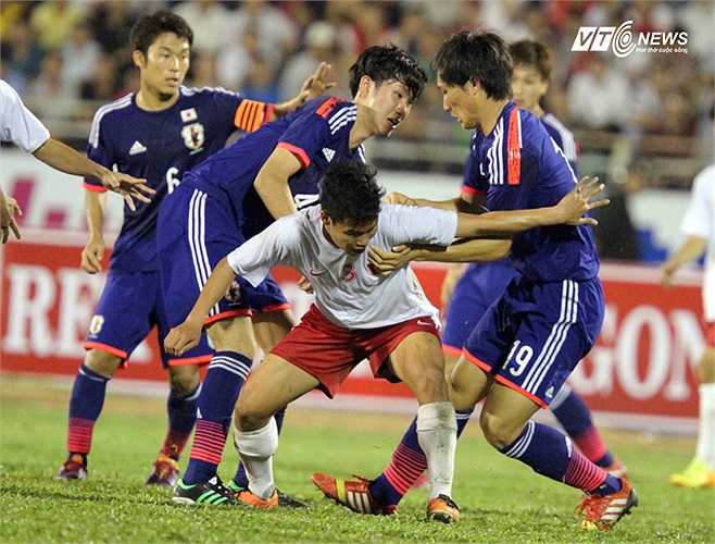 Lối chơi bí bách, cộng với sự nôn nóng khiến U19 Việt Nam không tài nào tiếp cận khung thành U19 Nhật Bản.