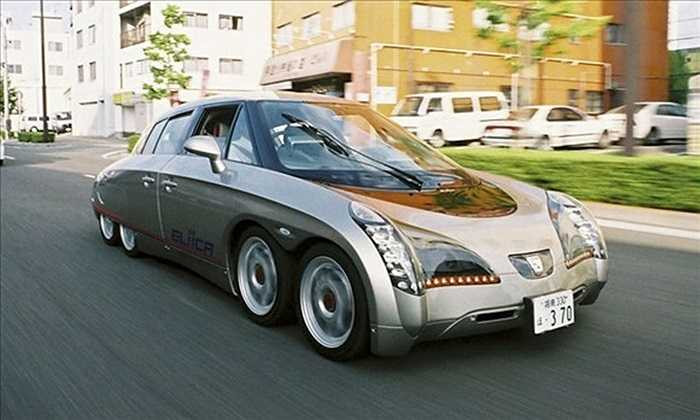 KAZ Eliica KAZ Eliica là một trong những chiếc xe 'dị' nhất, được phát triển và chế tạo bởi một nhóm các nhà nghiên cứu Nhật Bản. Chiếc xe 8 bánh được trang bị một mô-tơ điện với công suất lên đến 850 mã lực, vận tốc tối đa mà xe có thể đạt là 370 km/h. Nhóm kỹ sư này đang xem xét việc sản xuất một chiếc KAZ Eliica với tốc độ thấp hơn và phạm vi hoạt động rộng hơn nhằm đưa ra thị trường với giá 250.000 USD.