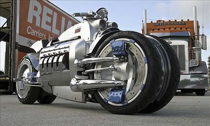 Dodge Tomahawk Dodge Tomahawk là một chiếc môtô được trang bị động cơ V10 8.3 lít của chiếc Dodge Viper SRT. Động cơ này có thể giúp chiếc xe đạt vận tốc tối đa lên đến 483 km/h. Dodge cho biết hãng đã bán được 9 chiếc Tomahawk kể từ năm 2003 với giá mỗi chiếc là 700.000 USD.