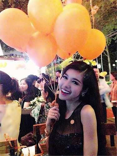 Thanh Bùi rạng rỡ và vui vẻ chụp hình cùng bạn bè.