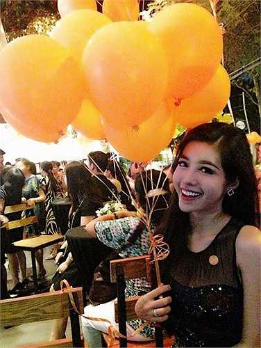 Elly Trần khoe vẻ xinh đẹp, rạng rỡ sức sống.