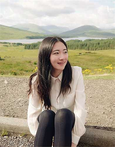 Mới đây, dân mạng Trung Quốc xôn xao trước loạt ảnh nữ tiến sĩ xinh đẹp chưa đầy 30 tuổi với lời nhắn: Nữ tiến sĩ tuyển bạn trai cùng về nhà ăn Tết.