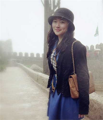 Cô tiến sĩ xinh đẹp này họ Vương, quê ở Hà Bắc, tốt nghiệp Đại học Sư phạm Nam Kinh, đã lấy được tấm bằng tiến sĩ chuyên ngành hóa học của Đại học Leeds (nước Anh), hiện đang ở lại trường làm nghiên cứu.