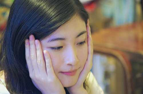 Trước nhiều ý kiến đáng buồn như vậy, mỹ nữ tiến sĩ cũng thấy rất phiền lòng. Cô bày tỏ: Tiến sĩ chẳng có gì khác biệt so với người khác. Mọi người có cái nhìn phiến diện quá.