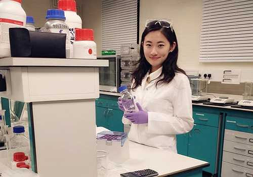 Hình ảnh xinh xắn của nữ tiến sĩ trong phòng thí nghiệm.
