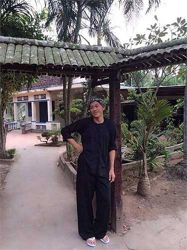 Angela chững chạc trong bức ảnh đen trắng.