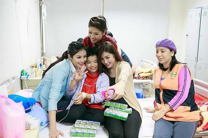Ngọc Hân, Tú Anh cùng đi làm từ thiện.