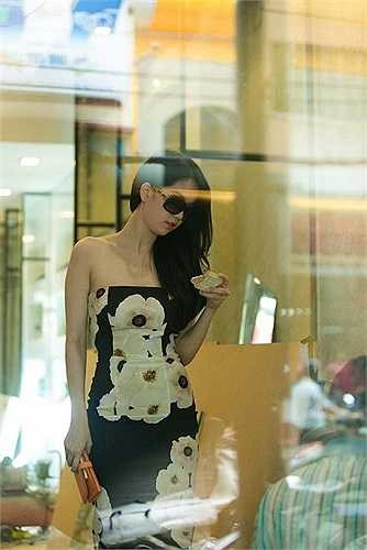 Tất bật chuẩn bị cho việc mở cửa hàng, Ngọc Trinh vẫn sexy nóng bỏng.