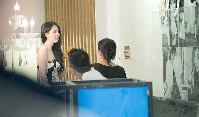 Mặc chiếc váy quây khoe vai trần nuột nà, Ngọc Trinh vẫn xinh đẹp khi tất bật hoàn thiện những khâu cuối cùng của cửa hàng.