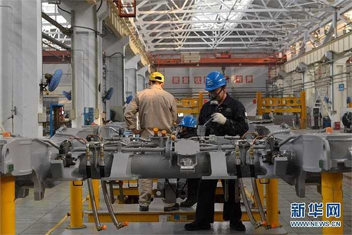 Công nhân lắp ráp linh kiện bên trong tàu CRH380A hôm 3/1