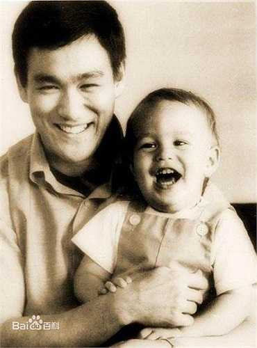 Anh sinh ngày 1/2/1965, tên tiếng Anh là Brandon Lee.