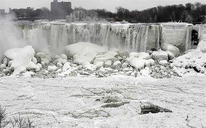 Một phần thác Niagra bị đóng băng