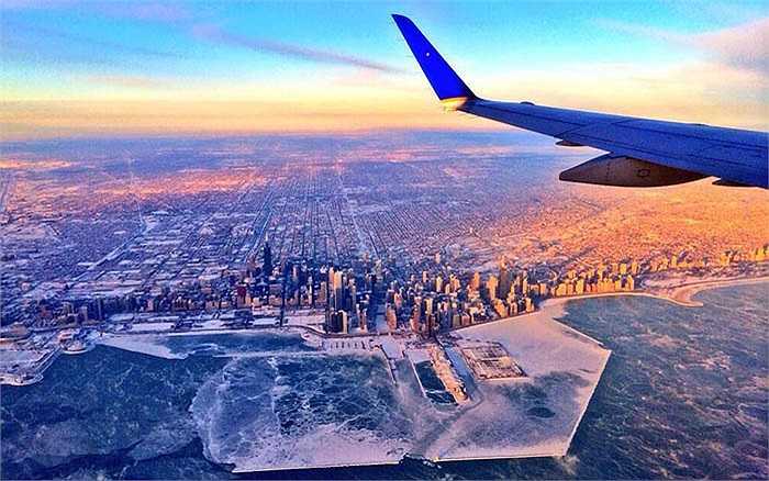 Một phần bờ biển Chicago nhìn từ trên không trông như một biển băng