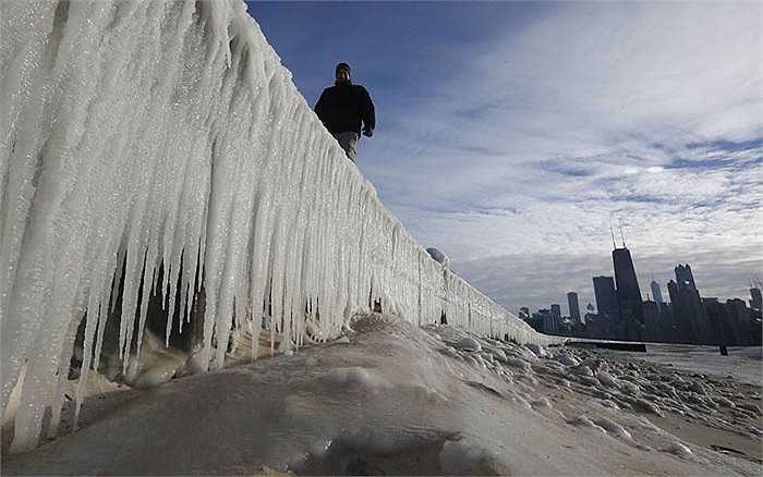 Người đàn ông đi trên con đường đã đóng băng dọc bờ biển Chicago