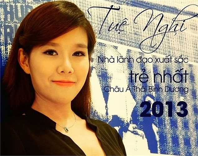 Cô gái trẻ sinh năm 1993 với tên thật là Phan Thanh Bảo Ngọc năm 11 tuổi đã theo bà nội quy y cửa Phật, từ đó pháp danh Tuệ Nghi ra đời và trở thành tên gọi thường xuyên của Bảo Ngọc. Cô hiện là Tổng giám đốc Công ty TNHH Đầu tư Thương mại Nghi Phong, cựu Chủ tịch của tổ chức phi lợi nhuận ABW. 