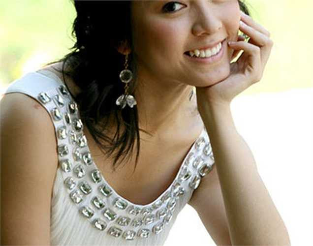 Không chỉ nổi tiếng ở showbiz Việt sau khi đoạt vương miện Á hậu, Dương Trương Thiên Lý còn bước chân vào thương trường khi bất ngờ trở thành cổ đông lớn của ngân hàng Nam Á. Đầu tháng 4 năm nay, cô mua vào lượng cổ phiếu có mệnh giá 147,6 tỷ đồnog, tương đương 4,92% cổ phần của ngân hàng này.