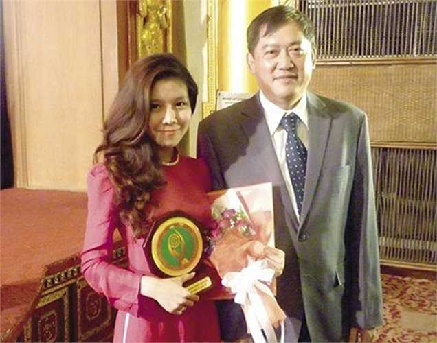 Tuệ Nghi và Đại sứ toàn quyền Việt Nam tại Myanmar