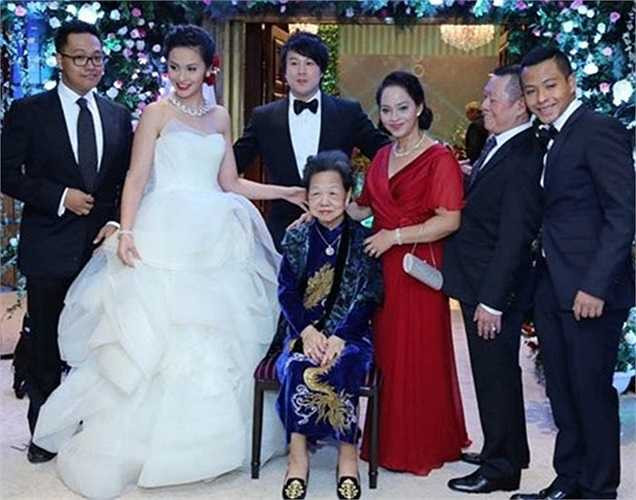 Mới đây cô lễ cưới của cô và ca sỹ Thanh Bùi đã chính thức được tổ chức tại tòa nhà do chính gia đình cô sở hữu