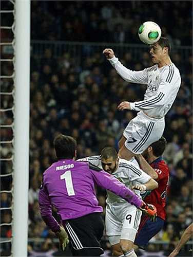 Đêm qua tại trận lượt đi vòng 16 cúp Nhà vua, Ronaldo tiếp tục khiến mọi người ngạc nhiên khi anh bật cao tới 121 cm