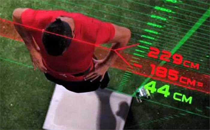 Hình ảnh ghi lại cho thấy, CR7 bật cao tới bụng một hậu vệ Osasuna