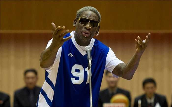 Dennis Rodman bắt cái bài hát Happy birthday trong một giảng đường ở Bình Nhưỡng
