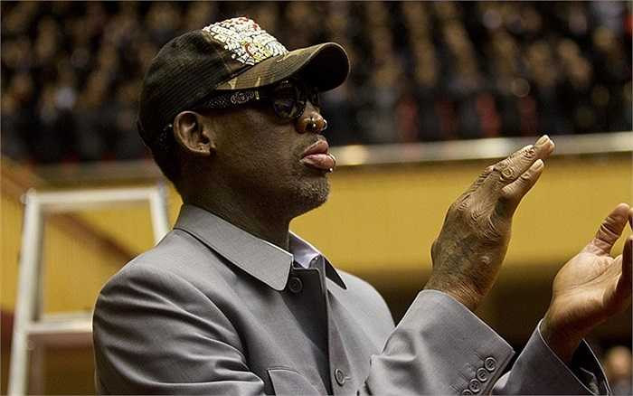 Dennis Rodman vỗ tay mừng trận bóng