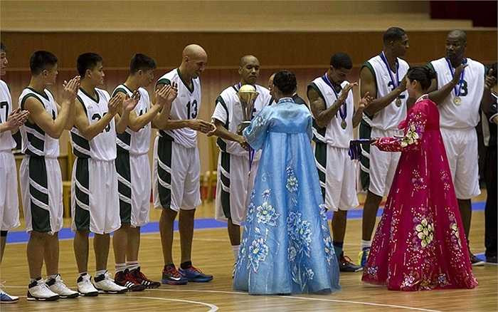 Nhận huy chương và cúp từ ban tổ chức