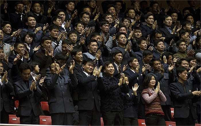 Khán giả Triều Tiên chúc mừng sinh nhật lãnh đạo và cổ vũ trận đấu bóng rổ