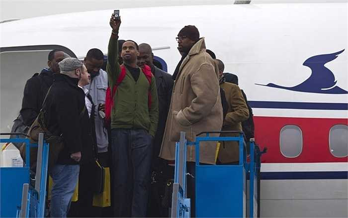 Các thành viên đội bóng rổ Mỹ chụp ảnh ở sân bay Bình Nhưỡng