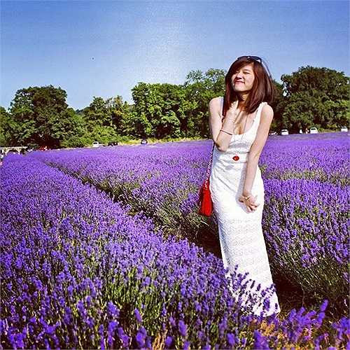 Trang - nhân vật quay lưng trong các bức ảnh, xinh xắn giữa cánh đồng hoa.