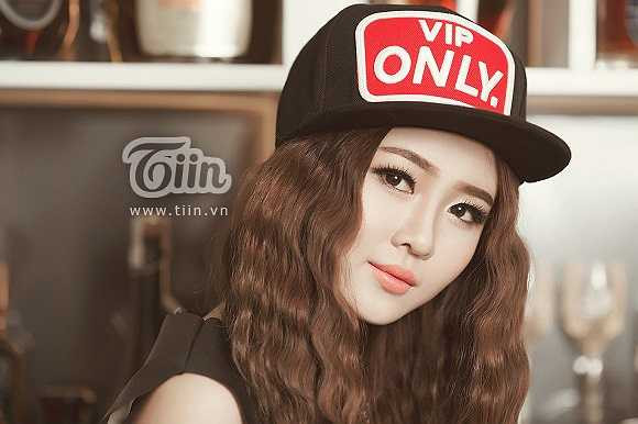 Ribi Sachi tên thật là Nguyễn Thị Thủy, cô bạn này đến từ vùng đất Tây Nguyên - Gia Lai. Ribi nhanh chóng trở thành tâm điểm của cộng đồng mạng với vẻ ngoài xinh xắn, đôi mắt to tròn và nụ cười hút hồn.