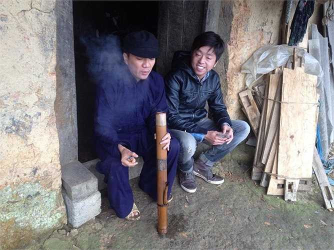 Tạo hình của Đàm Vĩnh Hưng trong bộ phim mới hết sức thú vị: tóc đen, răng đen ngồi hút thuốc lào.