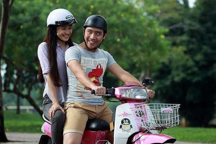 Nhưng khi xuất hiện trong những bộ phim, tiểu phẩm hài, tạo hình của anh cực hài hước.