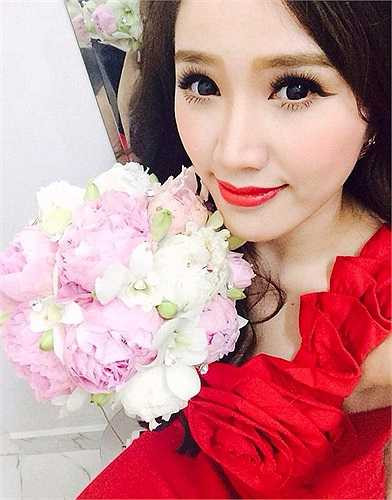 Gương mặt trang điểm kỹ càng khiến Bảo Thy càng lộng lẫy.