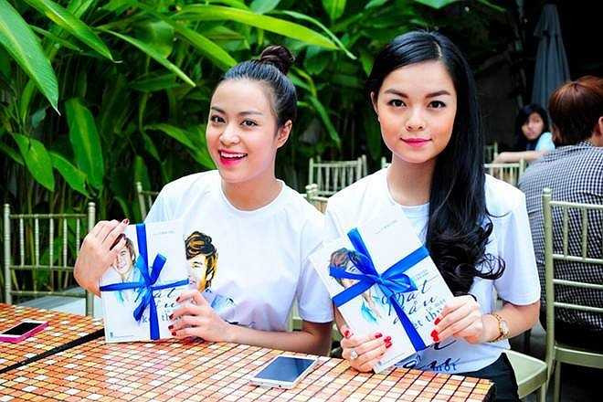 Nữ ca sỹ cùng nhiều nghệ sỹ đã có mặt trong buổi ra mắt tự truyện của Wanbi Tuấn Anh.