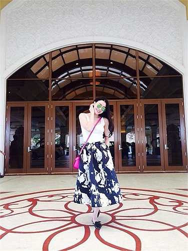 Trà Ngọc Hằng xinh đẹp dạo phố.