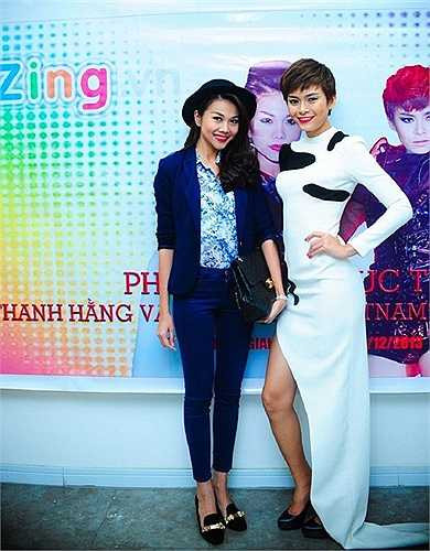 Quý bà Thu Hoài để lộ khoảng cách chiều cao khi đứng cạnh chân dài Diệu Huyền cao 1m74. Dù không sở hữu chiều cao nổi bật, nhưng Thu Hoài vẫn khiến nhiều phụ nữ Việt ngưỡng mộ bởi vẻ đẹp tự nhiên và trẻ trung dù đã bước sang tuổi 38.