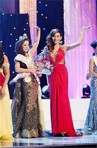 Kelly Tú Anh trở nên mờ nhạt khi sánh bước cùng Angela Phương Trinh. Dù biết rõ yếu điểm, cô vẫn thường xuyên xuất hiện cạnh 'bà mẹ nhí' mặc cho những tấm hình tố cáo chiều cao khiêm tốn của mình.