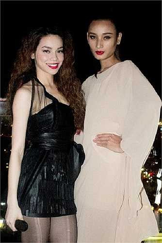 Tấm ảnh Hoàng Yến cao 'sừng sững' khi đứng cạnh danh hài Thúy Nga.