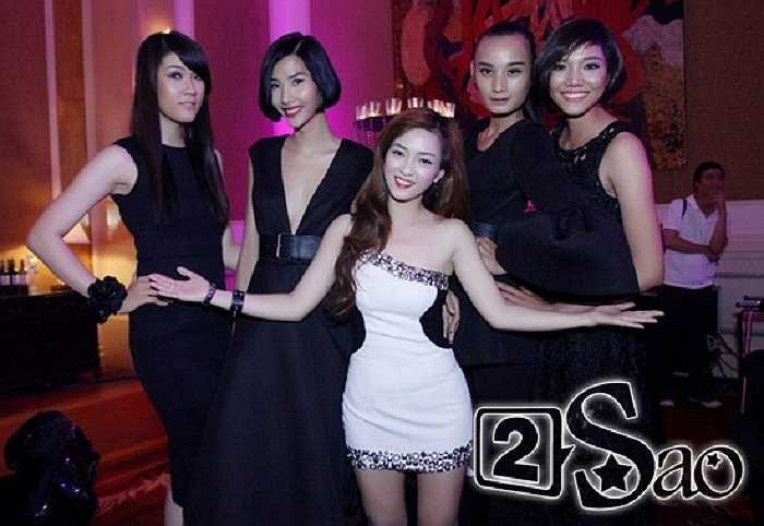 Lê Thúy nổi tiếng với chiều cao 1m82. Ngay cả Hồ Ngọc Hà sở hữu chiều cao 1m72 cũng trở nên lép vế khi cả hai được đề nghị chụp ảnh chung.