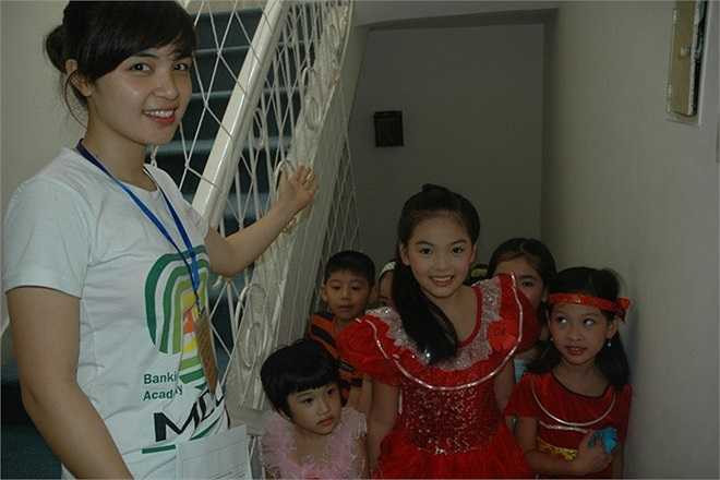 Nguyễn Thị Hằng đạt gương vị hoa khôi trong cuộc thi Miss&Mr Học viện Ngân hàng. Ngoài ra Hằng còn là Trưởng ban đối ngoại Câu lạc bộ MC HV Ngân Hàng. Micro Kim cương cuộc thi MC Talent lần thứ 3 của CLB MC HV Ngân hàng…