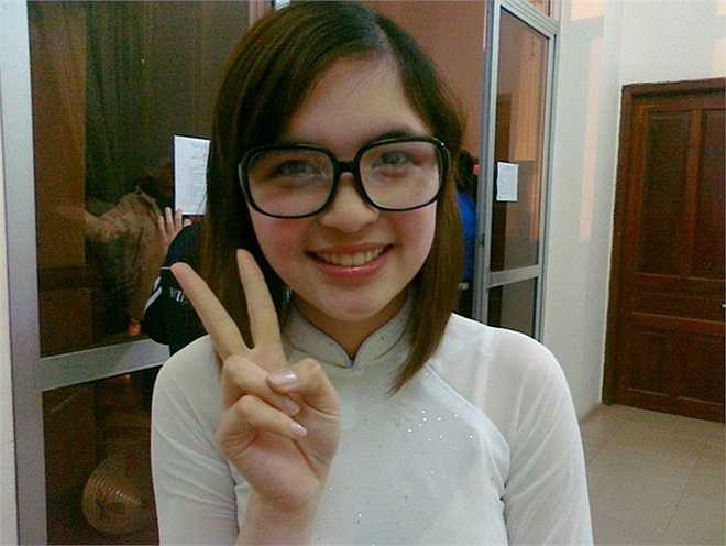 Năm 2012, vị trí MC Kính Hồng của chương trình Chúc bé ngủ ngon thuộc về Nguyễn Thị Hằng, sinh viên năm thứ ba HV Ngân Hàng.