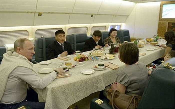 Đây là mẫu máy bay tầm xa thân rộng được trang bị bốn động cơ phản lực PS- 90A, do chính tay nhà thiết kế máy bay người Nga Sergey V Ilyushin thiết kế. Ilyushin Il-96 có cabin đủ chỗ cho 235 - 436 hành khách và khoang hàng hóa, với sức chứa 776m³, trọng lượng lên tới 92 tấn.