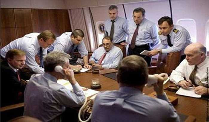 Phòng họp trên chuyên cơ.