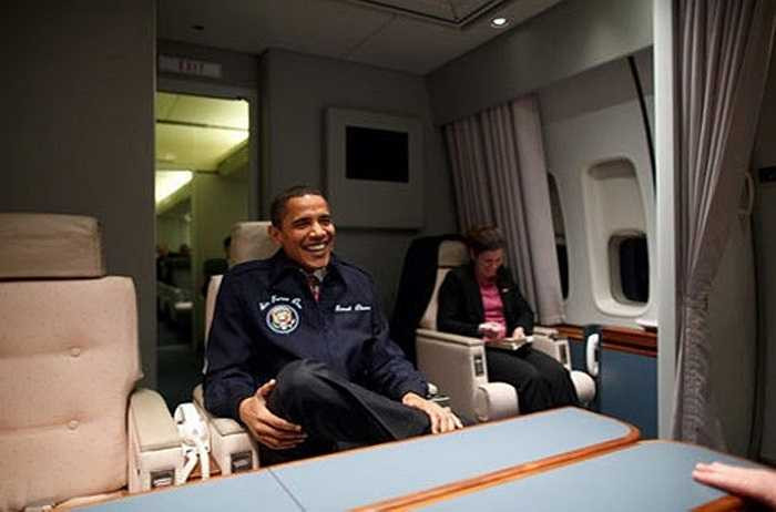 Trên máy bay có 87 đường điện thoại khác nhau, trong đó có 28 đường tuyệt mật được mã hóa. Nó có thể được coi là một trung tâm chỉ huy di động trong trường hợp có xảy ra một cuộc tấn công vào nước Mỹ. Chuyên cơ của Tổng thống Mỹ còn có khả năng phòng thủ cao nhờ các thiết bị chống tên lửa gắn kèm.