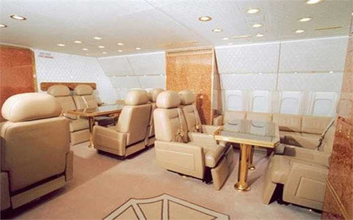 Màu vàng sang trọng, quý phái được chọn làm tông màu chính cho toàn bộ nội thất bên trong.