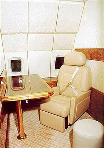 Cabin rộng rãi với ghế ngồi bọc da êm ái để Tổng thống và thành viên trong đoàn tháp tùng có thể thoải mái chuyện trò hoặc bàn bạc công việc.