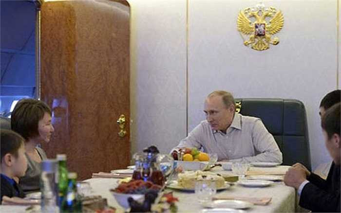 Mới đây, Tổng thống Putin đã mời gia đình một quân nhân tử nạn trong một trận lũ lụt tại vùng Viễn Đông lên chuyên cơ của mình ăn tối vào đúng đêm giao thừa, và tặng cho con trai của cố quân nhân này một chiếc <a href='https://vtcnews.vn/oto-xe-may.31.0.html' >xe hơi</a> đồ chơi điều khiển từ xa.