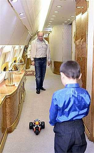 Ông Putin chơi đùa với cậu bé bên trong chuyên cơ.