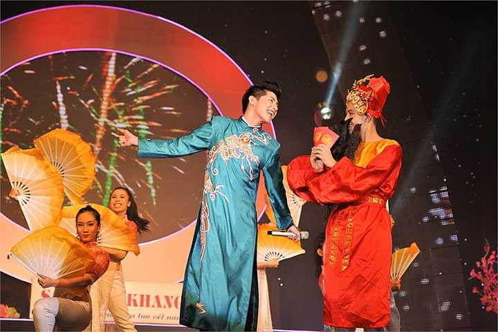 Những tràng pháo tay, tiếng hú ái mộ vang dội liên tục tại sân khấu Lan Anh theo anh chàng đẹp trai, nhảy hay, hát tốt này.